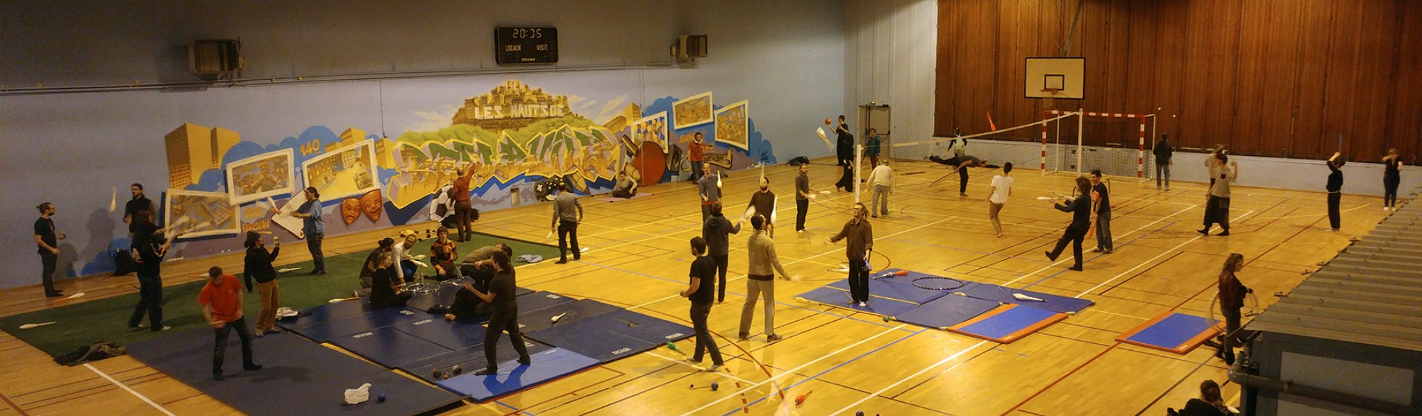 Atelier jonglage de l'APJ dans le gymnase de la MJC les Hauts de Belleville